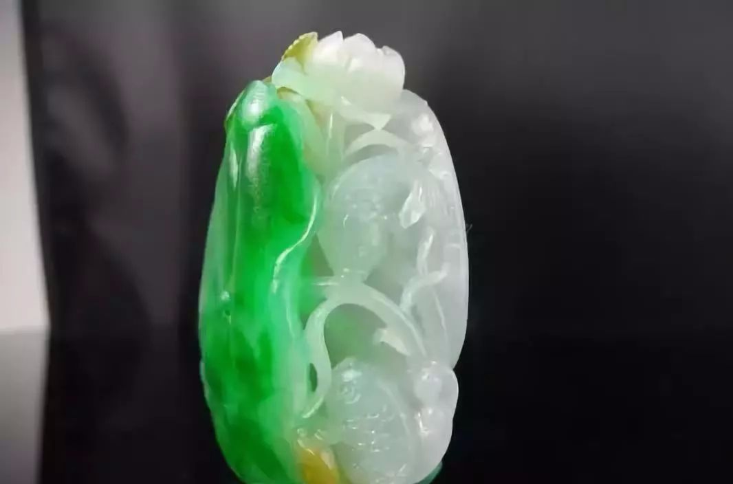 大马坎三彩翡翠原石,看雕刻师傅是怎样设计的,“学着点~”! 第8张