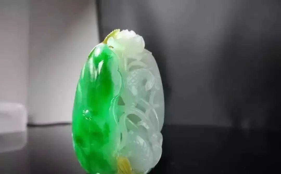 大马坎三彩翡翠原石,看雕刻师傅是怎样设计的,“学着点~”! 第10张