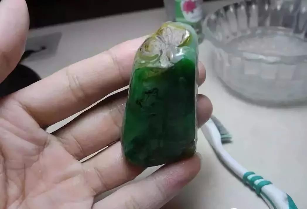 大马坎三彩翡翠原石，看雕刻师傅是怎样设计的，“学着点~”！  第4张