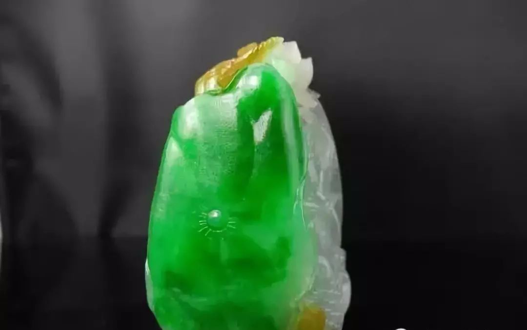 大马坎三彩翡翠原石，看雕刻师傅是怎样设计的，“学着点~”！  第6张