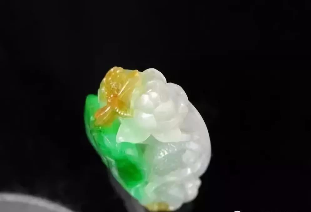 大马坎三彩翡翠原石,看雕刻师傅是怎样设计的,“学着点~”! 第9张