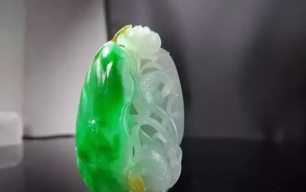 大马坎三彩翡翠原石,看雕刻师傅是怎样设计的,“学着点~”! 第7张