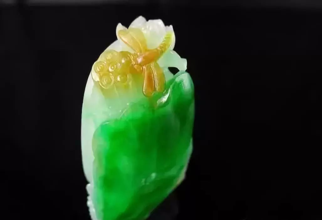 大马坎三彩翡翠原石,看雕刻师傅是怎样设计的,“学着点~”! 第11张