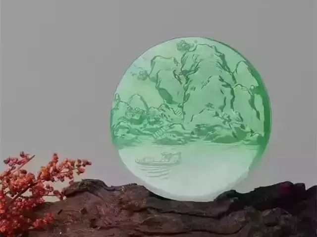 翡翠手镯心在雕刻师的精心设计之下，演绎出它不一样的“人生”！  第7张