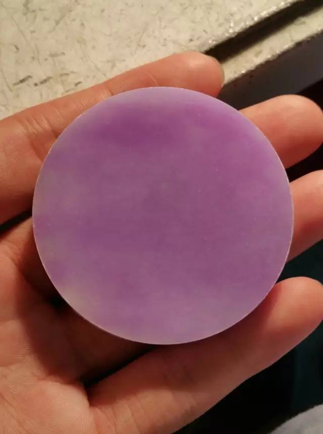 翡翠手镯心在雕刻师的精心设计之下，演绎出它不一样的“人生”！  第3张