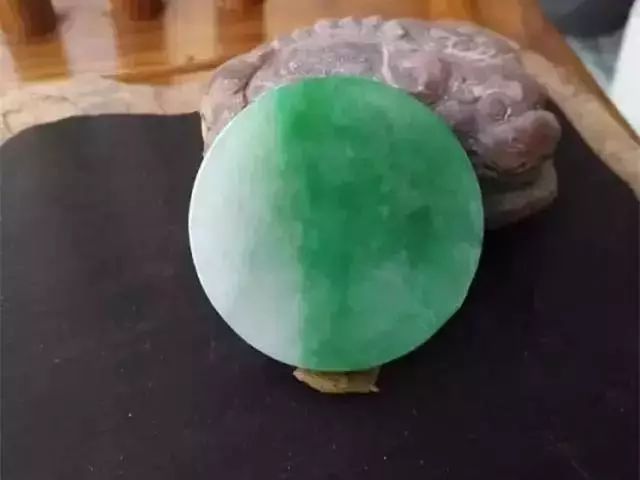 翡翠手镯心在雕刻师的精心设计之下，演绎出它不一样的“人生”！  第4张