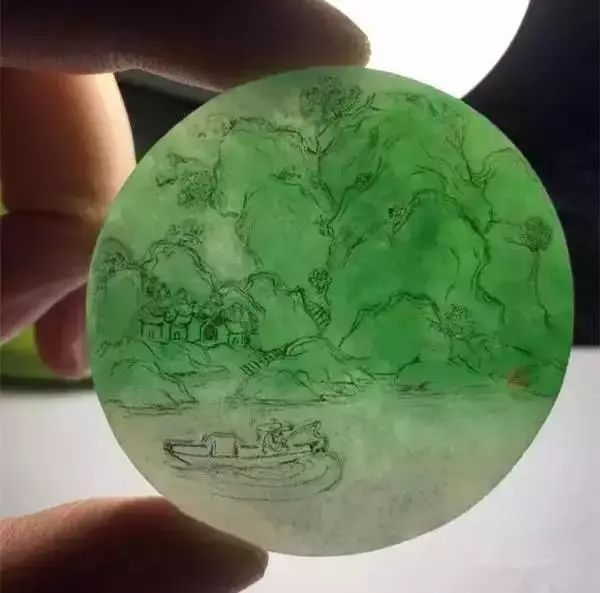 翡翠手镯心在雕刻师的精心设计之下，演绎出它不一样的“人生”！  第5张