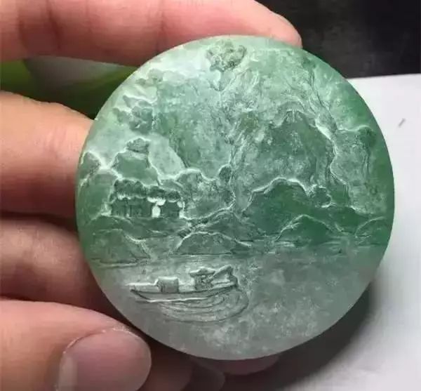 翡翠手镯心在雕刻师的精心设计之下，演绎出它不一样的“人生”！  第6张