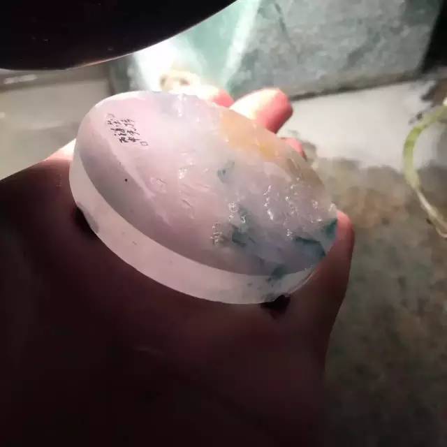 翡翠手镯心在雕刻师的精心设计之下，演绎出它不一样的“人生”！  第10张