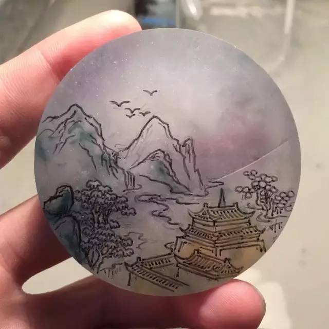 翡翠手镯心在雕刻师的精心设计之下，演绎出它不一样的“人生”！  第9张