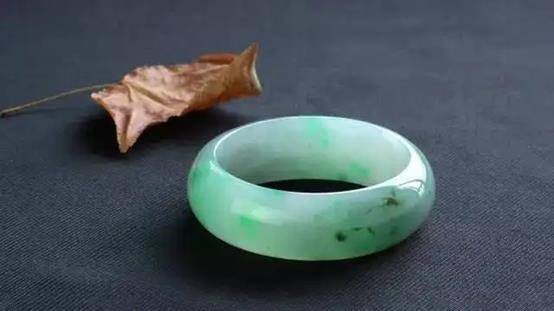 翡翠有杂色就一定不值钱了吗？看来你还是不了解杂色  第6张