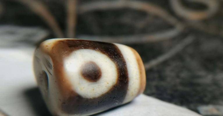 一颗就能卖上千万？古代天珠也是人工制造，为何现代天珠却不值钱  第1张