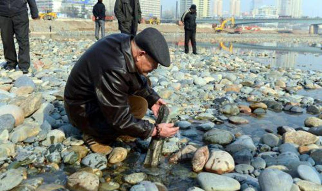 玉石和普通石头有何区别，河滩上那些看似漂亮的白石头会不会是玉石？  第3张