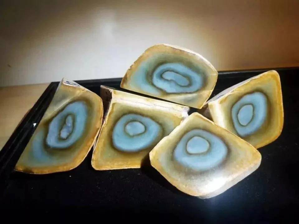 多彩翡翠的色泽丰富艳丽所以价值更高  第4张