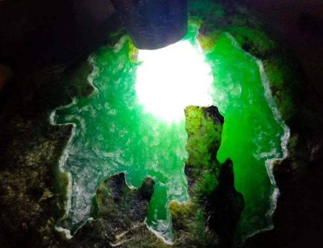 都知道翡翠是“玉石之王”，但这个称号的真实来历却是这首诗！  第29张