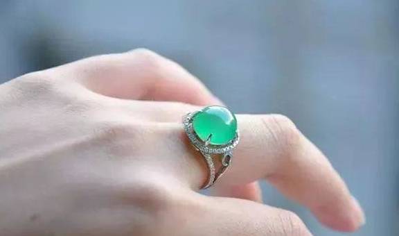 净重55g价值1500万！这件翡翠观音有点贵  第10张