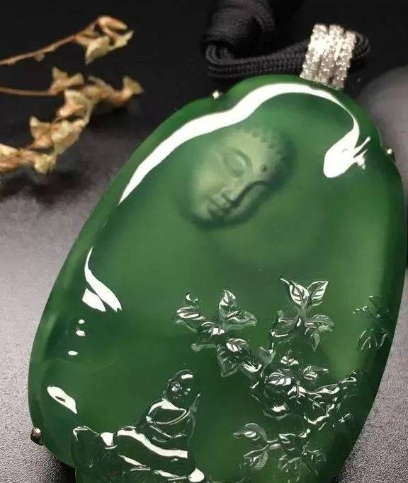 净重55g价值1500万！这件翡翠观音有点贵  第4张