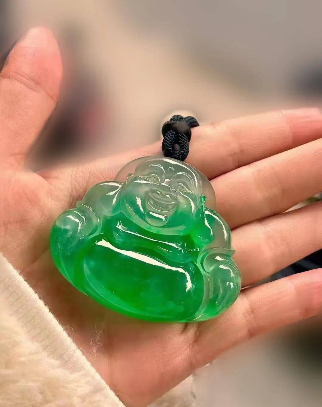 这类冰种翡翠带绿，价格堪比钻石…  第4张