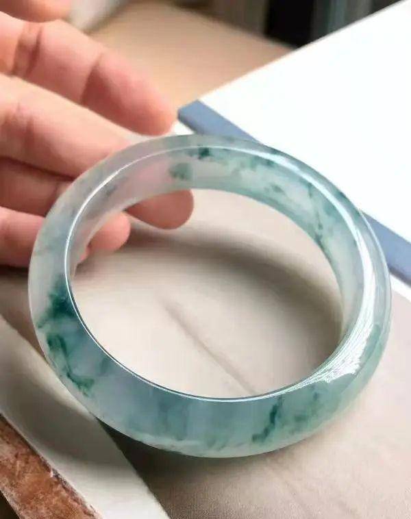 这类冰种翡翠带绿，价格堪比钻石…  第2张