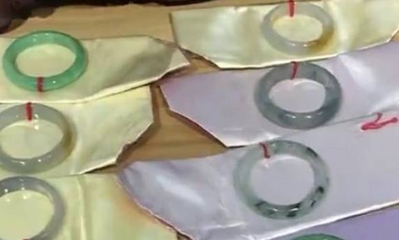 街边地摊上小贩悄悄告诉你：那些10块的玉镯是哪里来的？  第3张