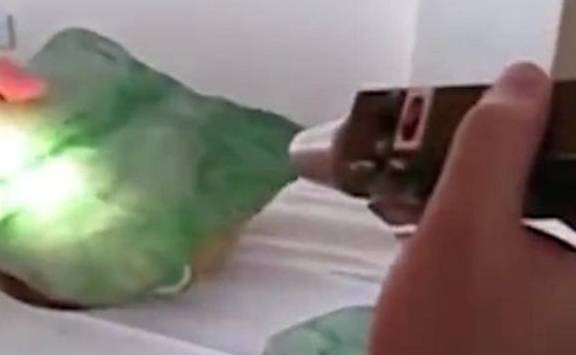 街边地摊上小贩悄悄告诉你：那些10块的玉镯是哪里来的？  第4张