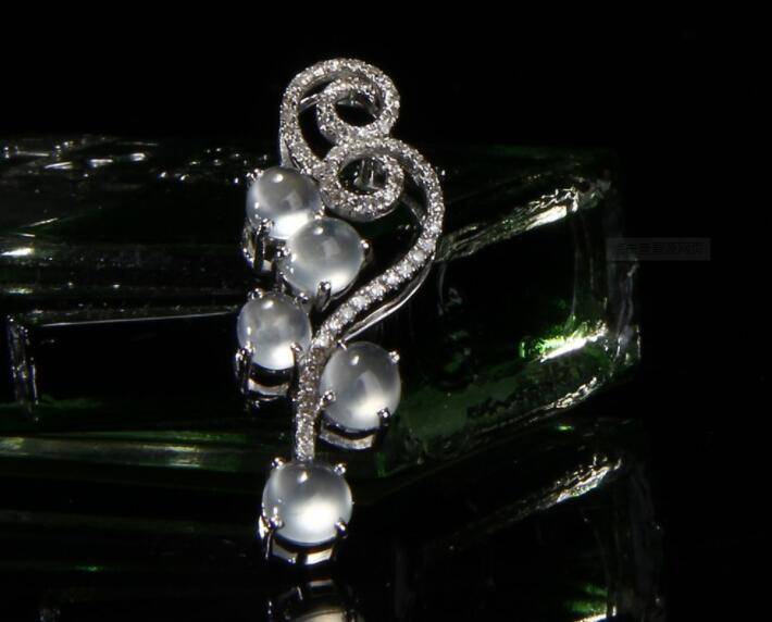 一个小小的翡翠蛋面，为何却有着高昂的价格？  第6张