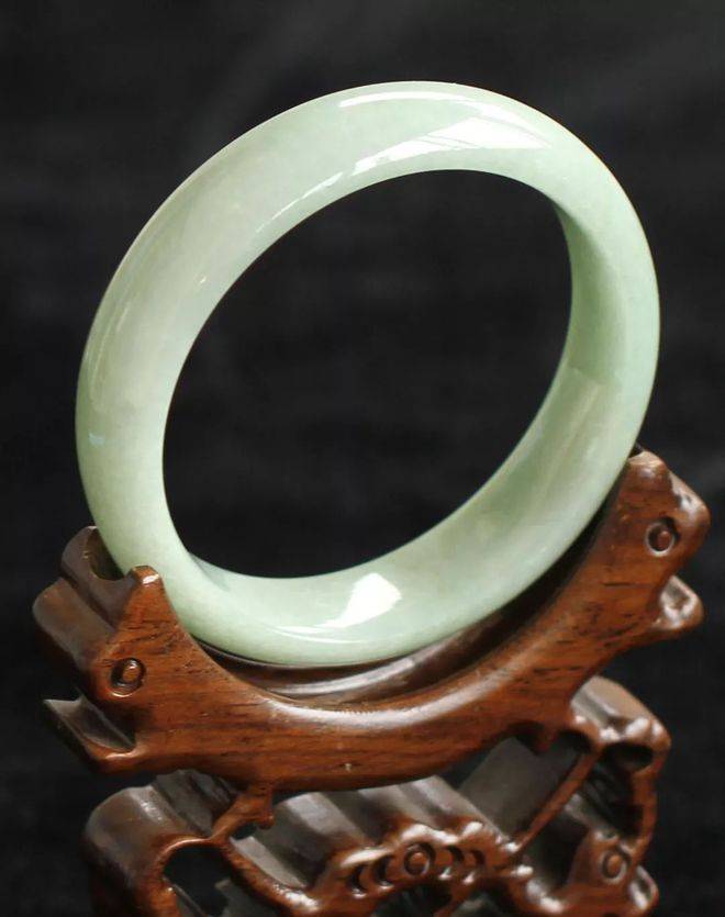 什么样的翡翠手镯最好？春带彩翡翠手镯，对它有多少了解呢？  第3张