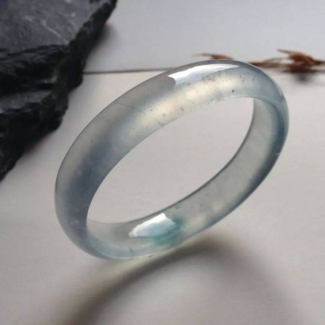什么样的翡翠手镯最好？春带彩翡翠手镯，对它有多少了解呢？  第7张