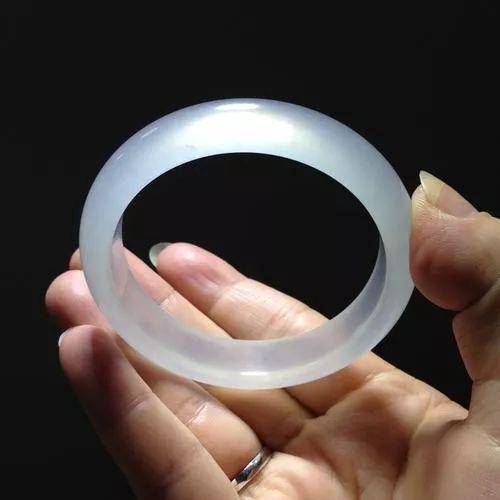 什么样的翡翠手镯最好？春带彩翡翠手镯，对它有多少了解呢？  第5张