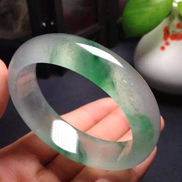 什么样的翡翠手镯最好？春带彩翡翠手镯，对它有多少了解呢？  第6张