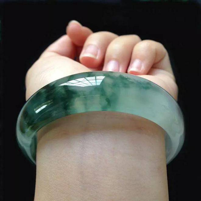 什么样的翡翠手镯最好？春带彩翡翠手镯，对它有多少了解呢？  第2张