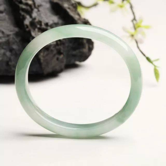 什么样的翡翠手镯最好？春带彩翡翠手镯，对它有多少了解呢？  第4张