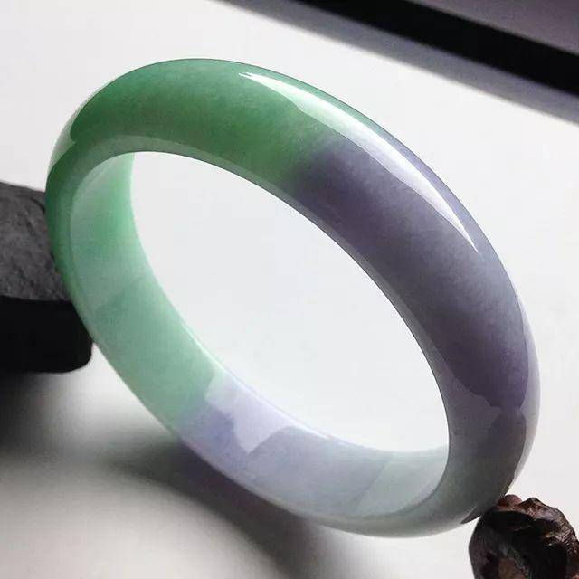 什么样的翡翠手镯最好？春带彩翡翠手镯，对它有多少了解呢？  第11张