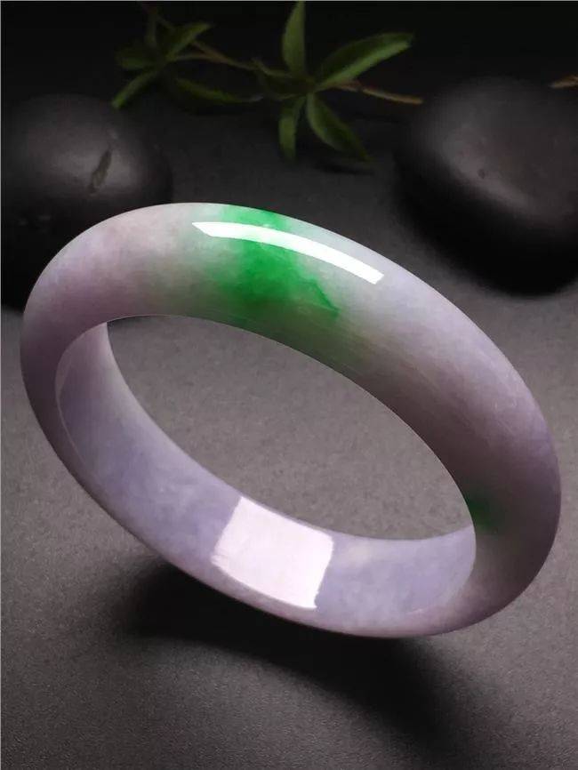 什么样的翡翠手镯最好？春带彩翡翠手镯，对它有多少了解呢？  第10张