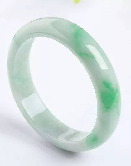 什么样的翡翠手镯最好？春带彩翡翠手镯，对它有多少了解呢？  第9张