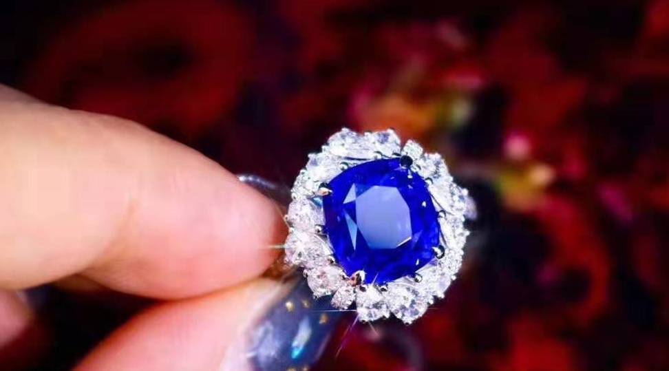 哪种蓝宝石更被喜欢?矢车菊与皇家蓝的区别  第4张