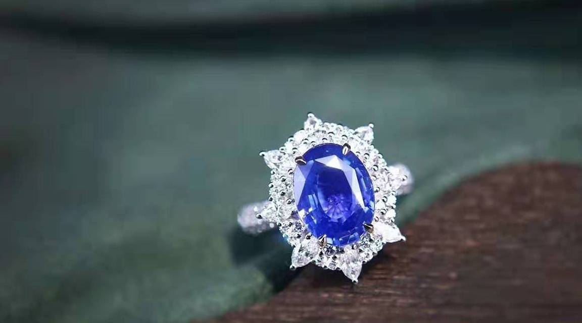 哪种蓝宝石更被喜欢?矢车菊与皇家蓝的区别  第2张