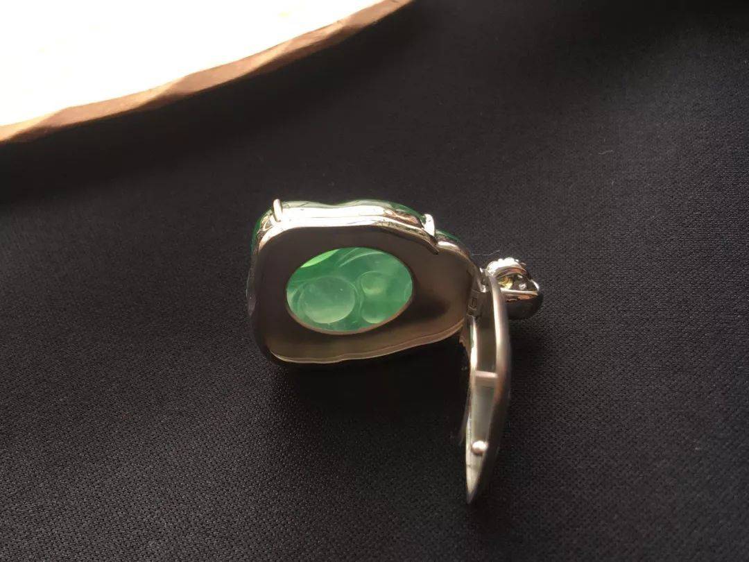 满绿翡翠几百块就能买到？不！你买到的是臭名昭著的薄水料  第9张