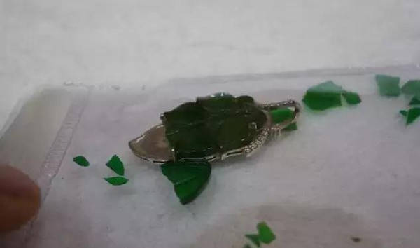 满绿翡翠几百块就能买到？不！你买到的是臭名昭著的薄水料  第8张
