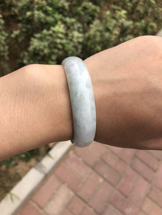 网友在旅游时，4600买了个翡翠手镯，高手鉴定后只说了三个字  第3张