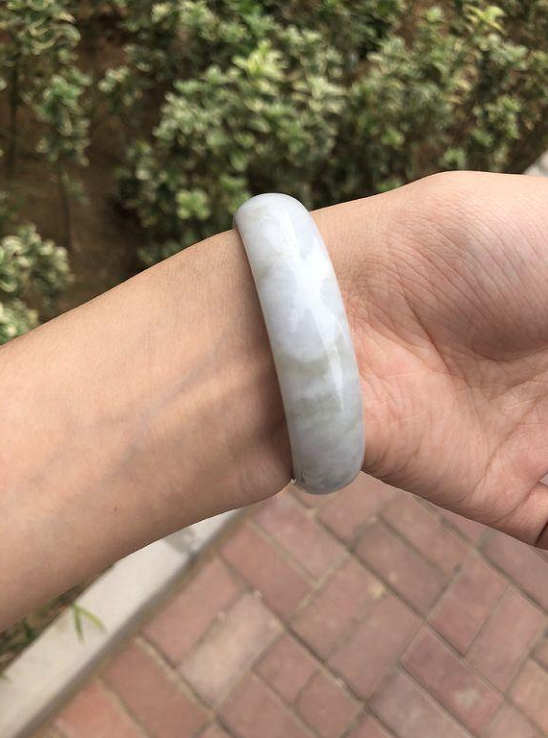 网友在旅游时，4600买了个翡翠手镯，高手鉴定后只说了三个字  第2张