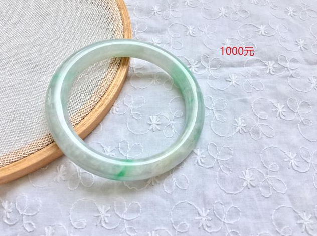 网友在旅游时，4600买了个翡翠手镯，高手鉴定后只说了三个字  第6张