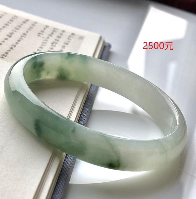 网友在旅游时，4600买了个翡翠手镯，高手鉴定后只说了三个字  第8张