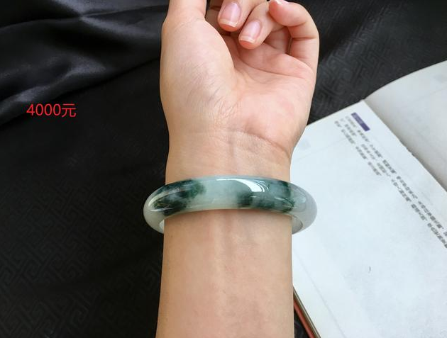 网友在旅游时，4600买了个翡翠手镯，高手鉴定后只说了三个字  第9张