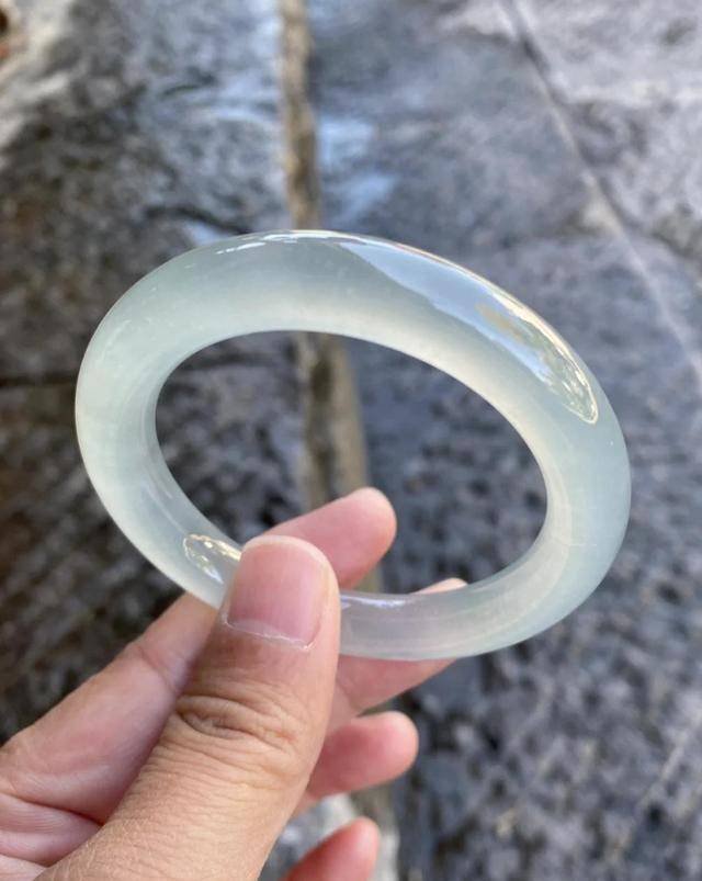 起莹、起胶、起刚，是高端翡翠才有的表现，你手上的翡翠有没有？  第4张