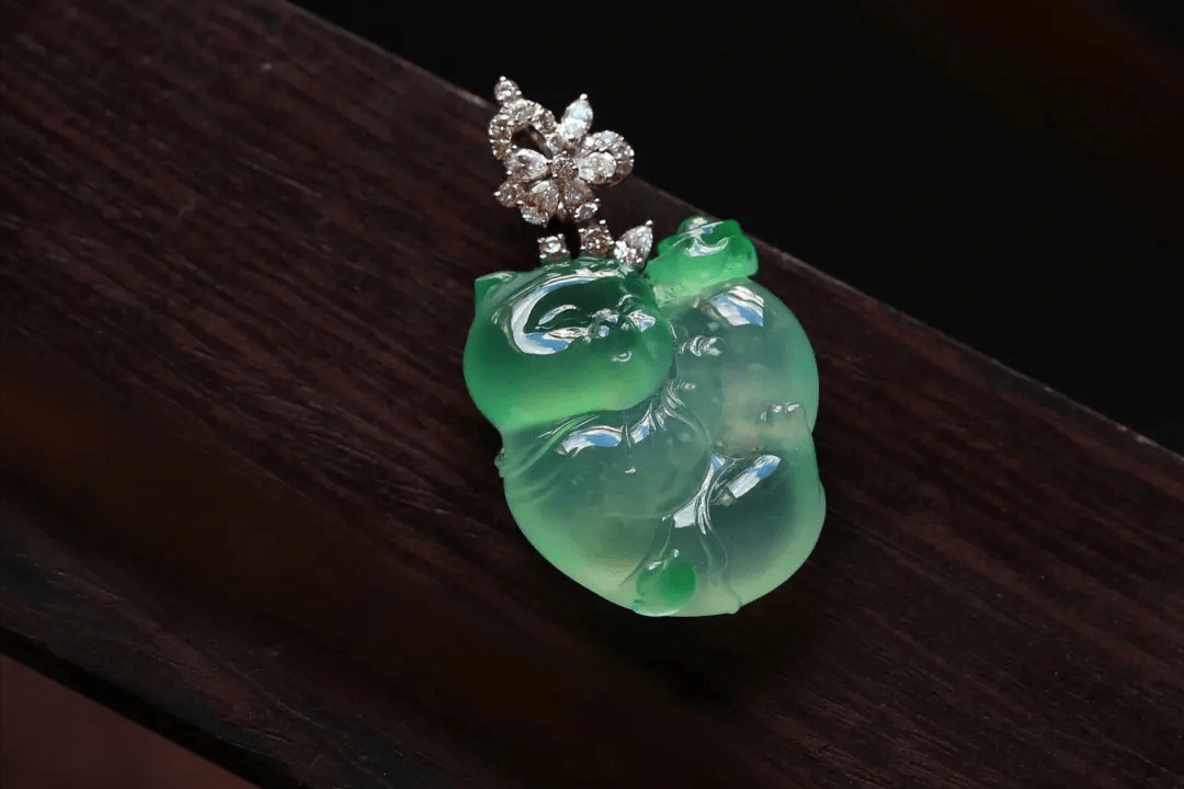 翡翠真的会越戴越绿，越戴越透吗？  第2张