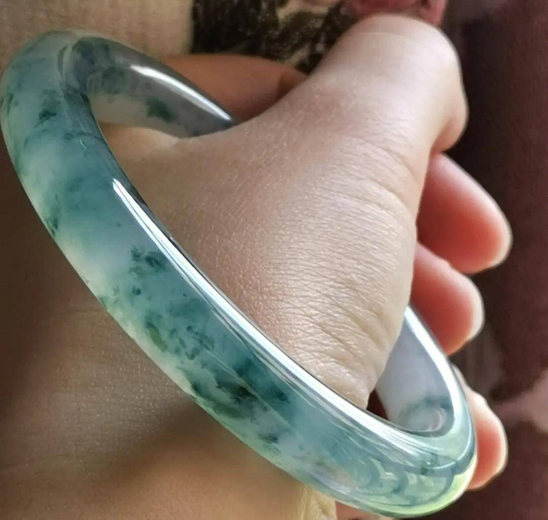 翡翠手镯的价值如何估价？看看你的手链贵不贵？  第2张